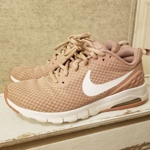 Womens Nike tennis shoe 7.5